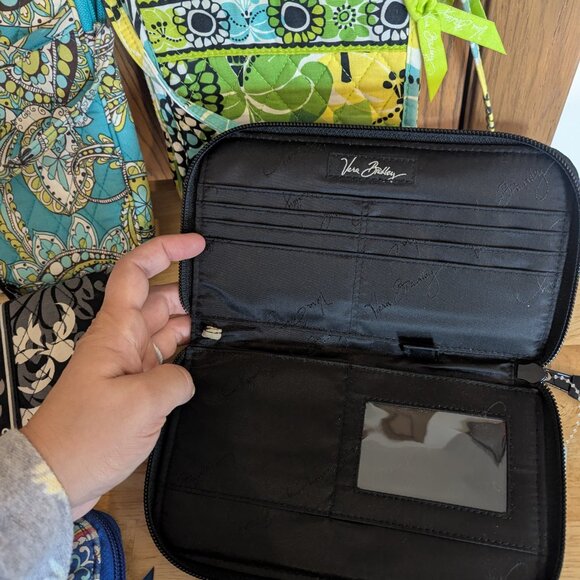 Bundle of 6 Vera Bradley Purses, Wristlets, and Wallets. - Picture 6 of 8